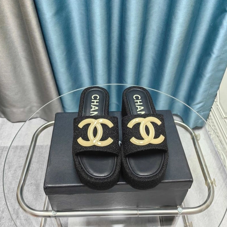WellDesigned Chxnxl Slippers 122425