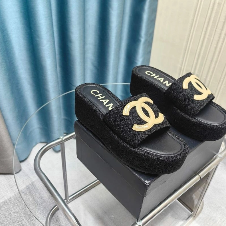 WellDesigned Chxnxl Slippers 122425