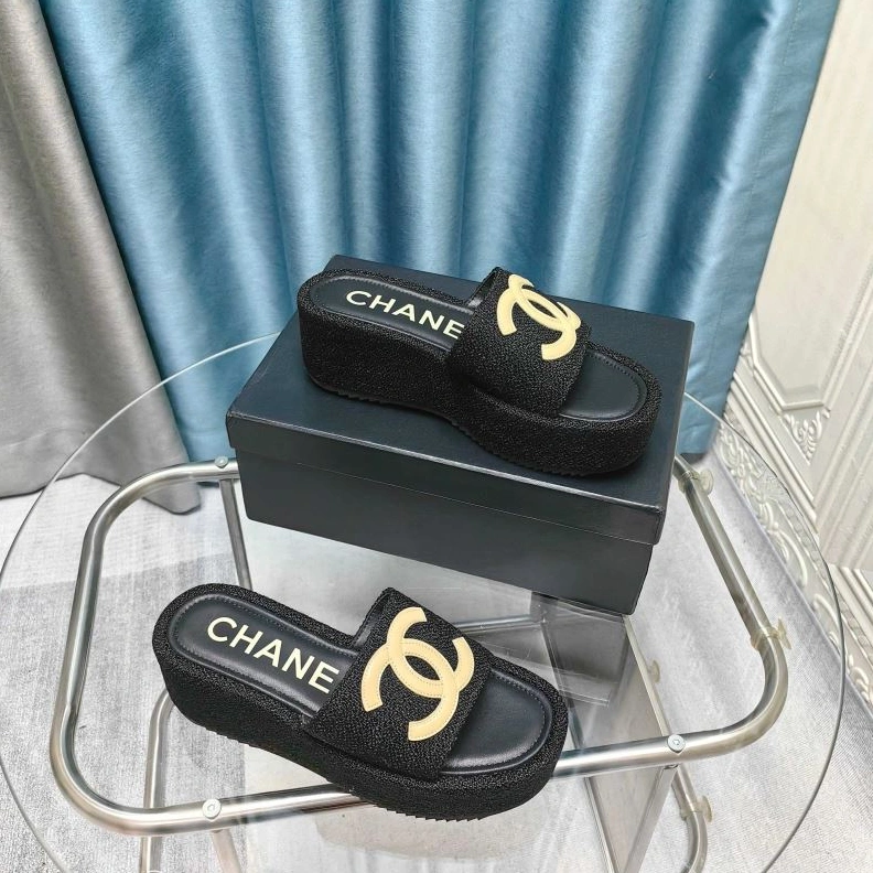 WellDesigned Chxnxl Slippers 122425