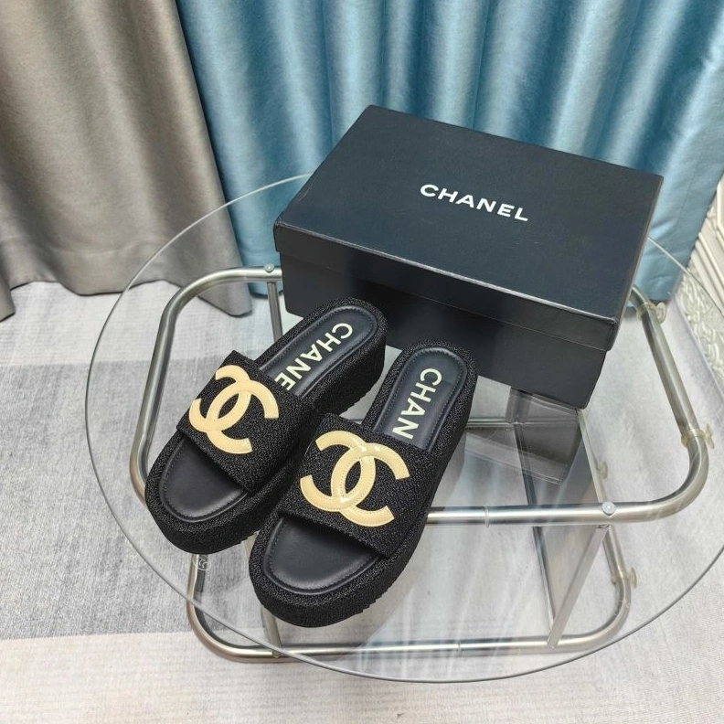 WellDesigned Chxnxl Slippers 122425