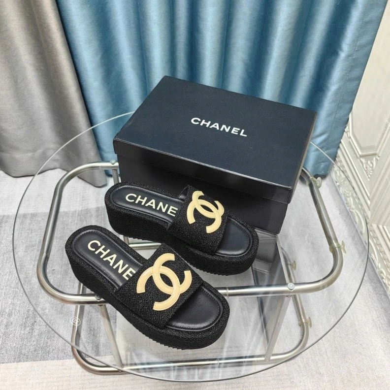WellDesigned Chxnxl Slippers 122425