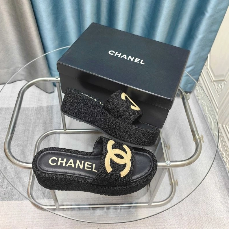 WellDesigned Chxnxl Slippers 122425