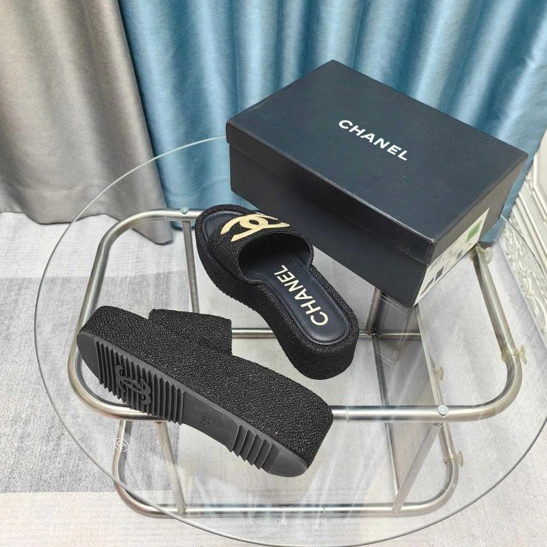 WellDesigned Chxnxl Slippers 122425