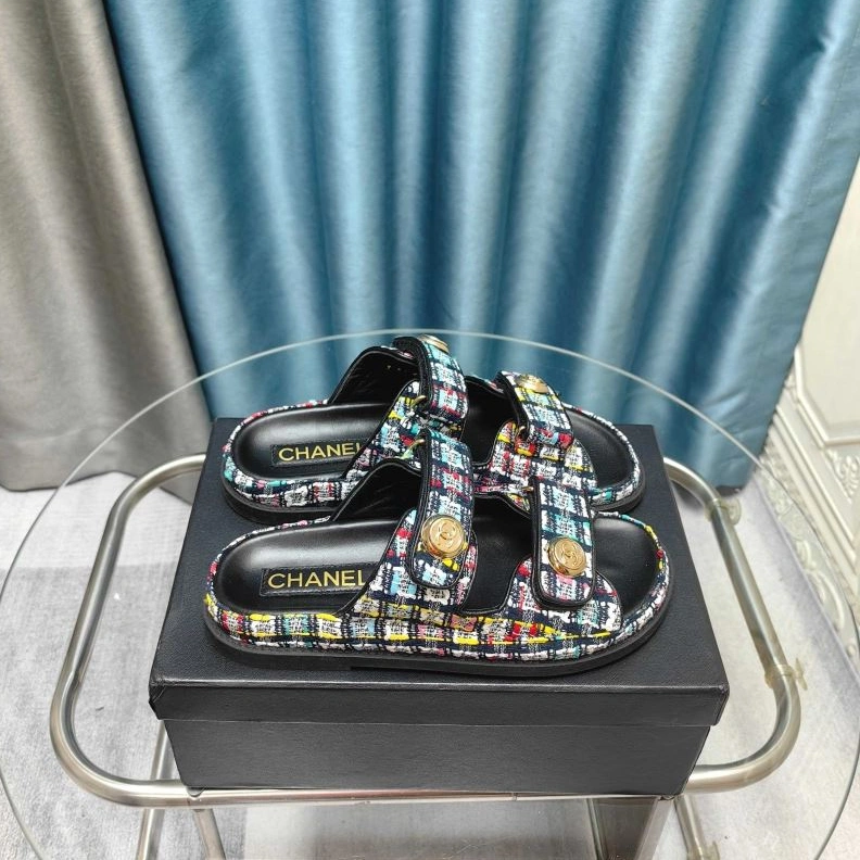 EyeCatching Chxnxl Slippers 122416