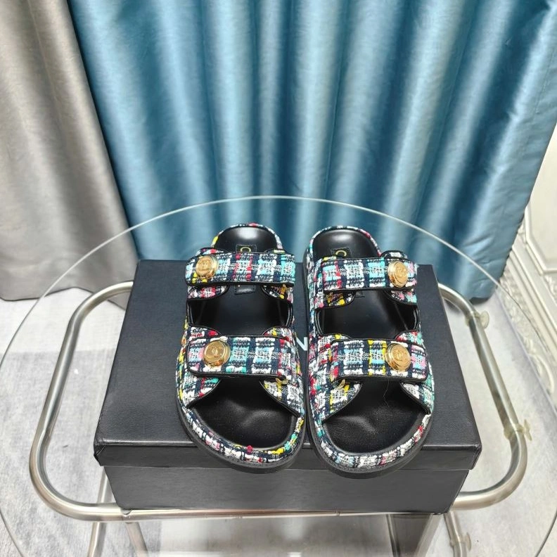 EyeCatching Chxnxl Slippers 122416