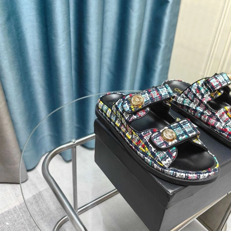 EyeCatching Chxnxl Slippers 122416