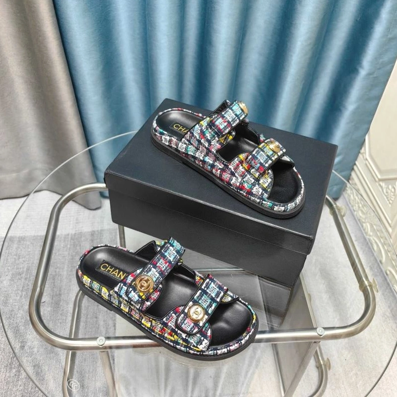 EyeCatching Chxnxl Slippers 122416