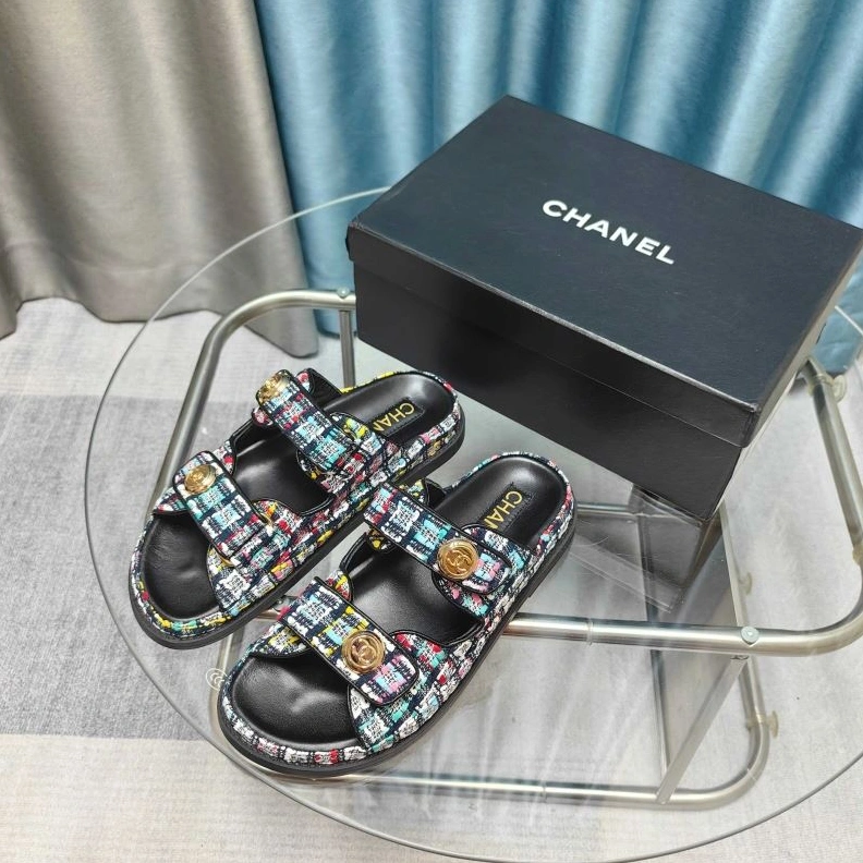 EyeCatching Chxnxl Slippers 122416