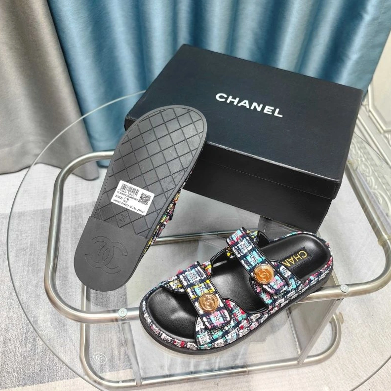 EyeCatching Chxnxl Slippers 122416