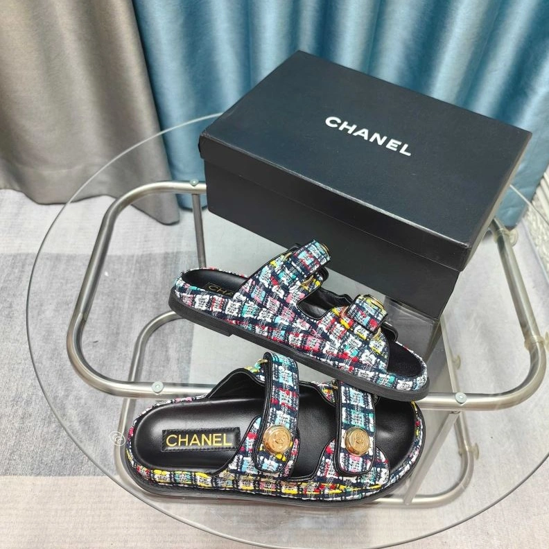 EyeCatching Chxnxl Slippers 122416