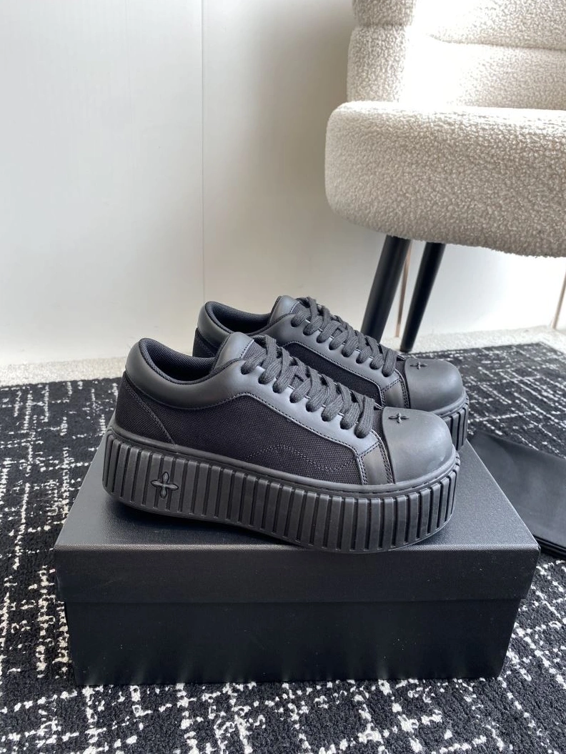Versatile Othxr Sneakers 213060