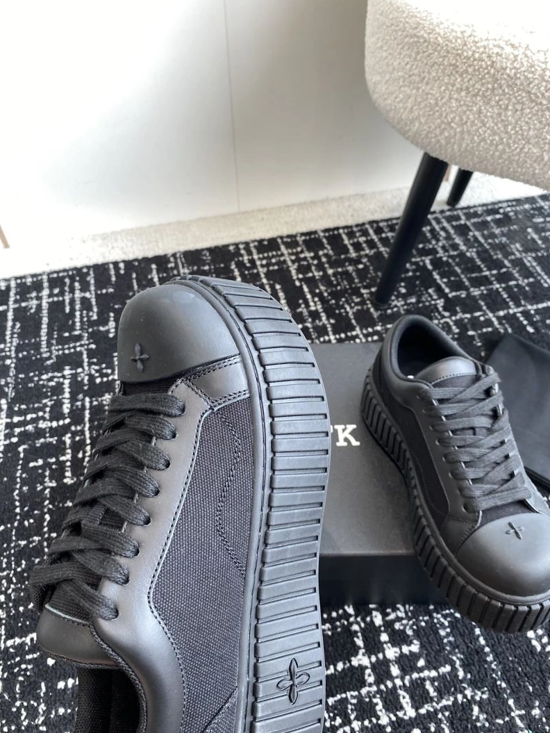 Versatile Othxr Sneakers 213060