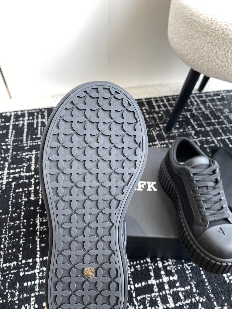 Versatile Othxr Sneakers 213060