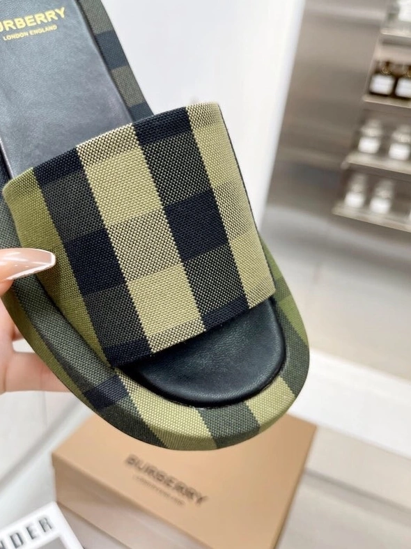 Resilient Bxrbxrry Slippers 114945