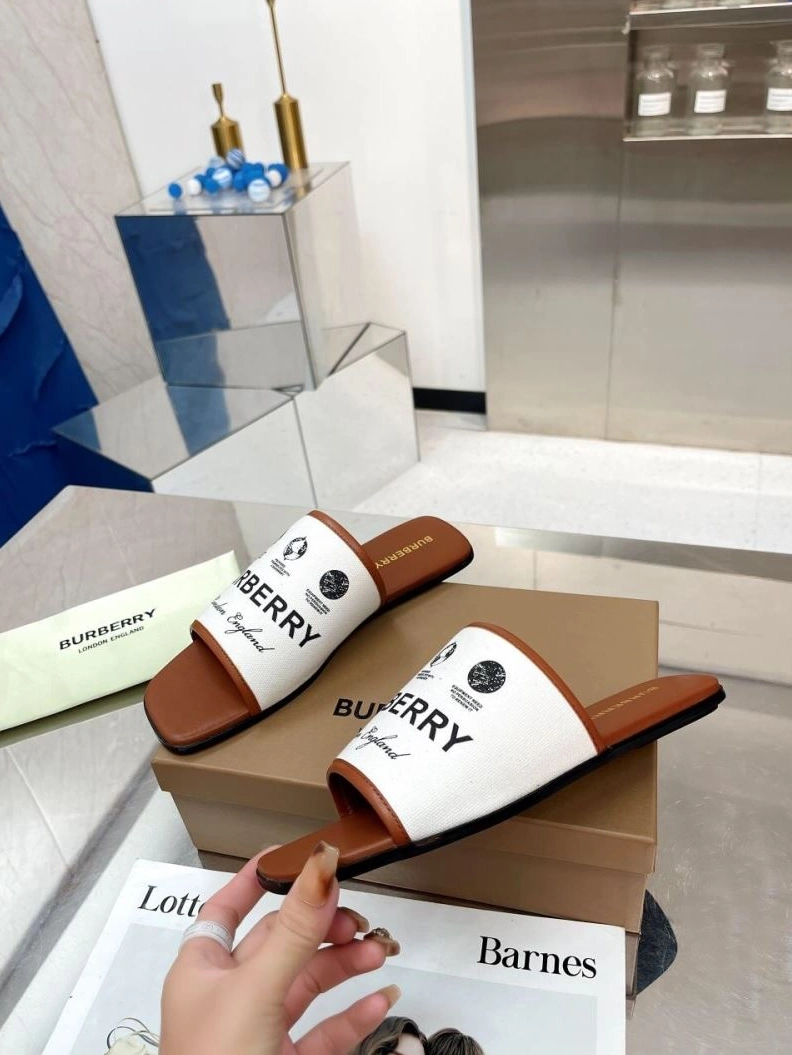 Bxrbxrry Slippers WellDesigned 114938