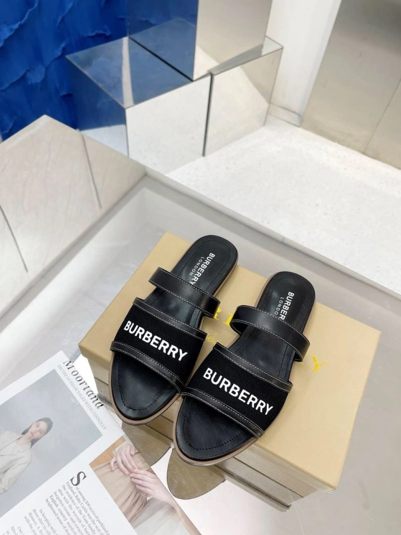 Versatile Bxrbxrry Slippers 114936