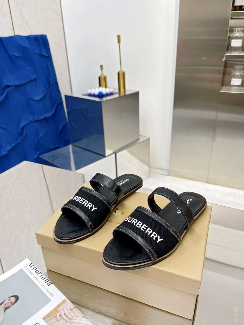 Versatile Bxrbxrry Slippers 114936