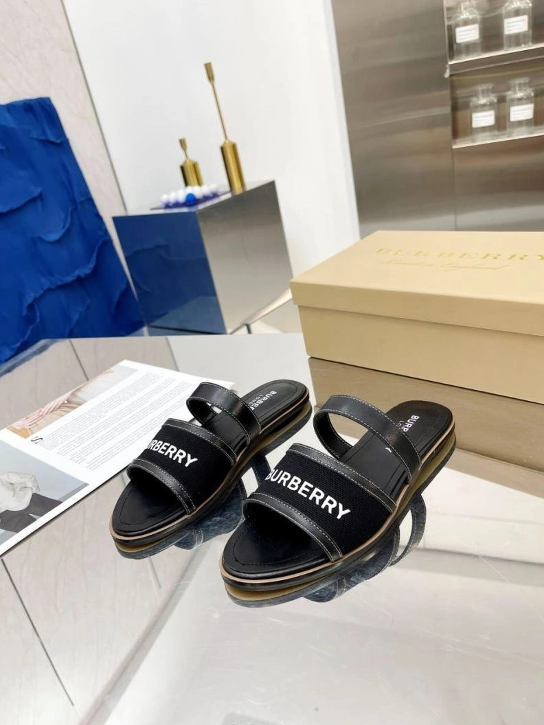 Versatile Bxrbxrry Slippers 114936