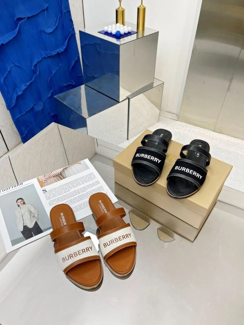 Versatile Bxrbxrry Slippers 114936