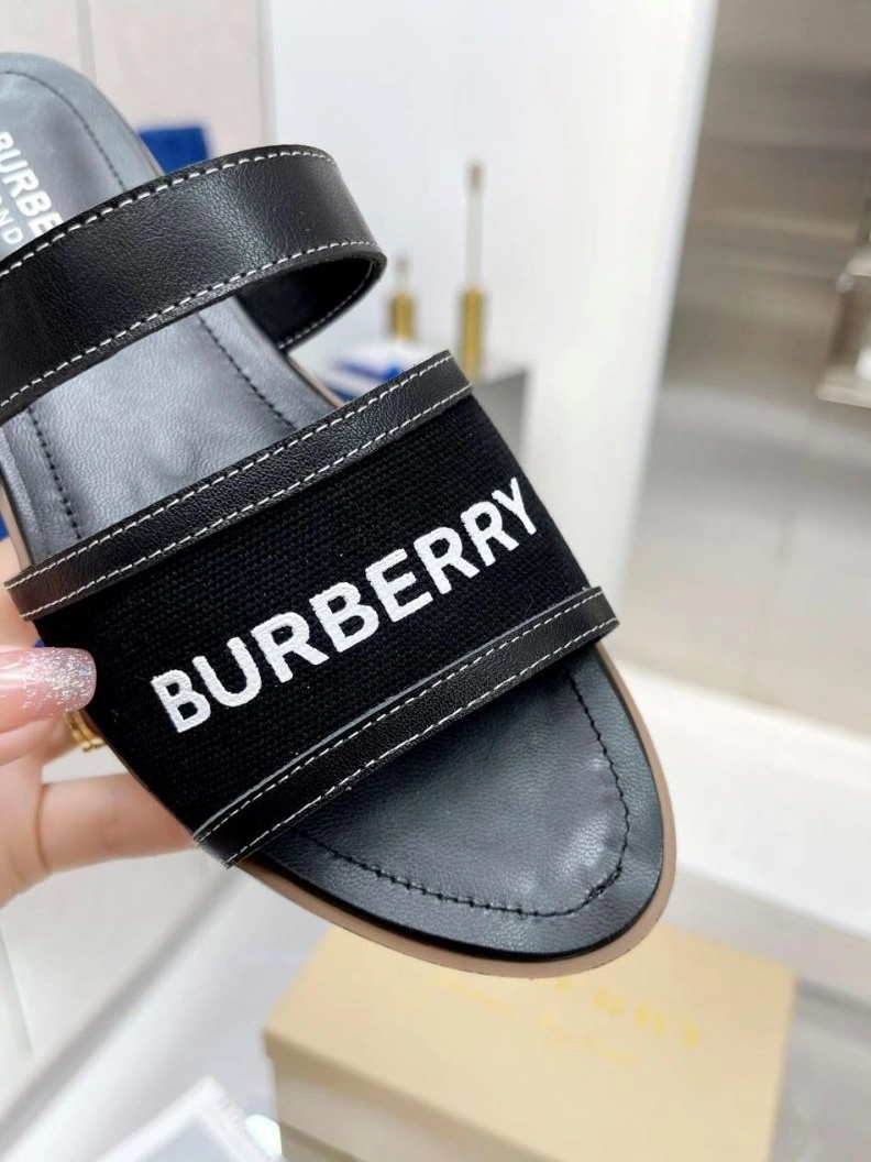 Versatile Bxrbxrry Slippers 114936