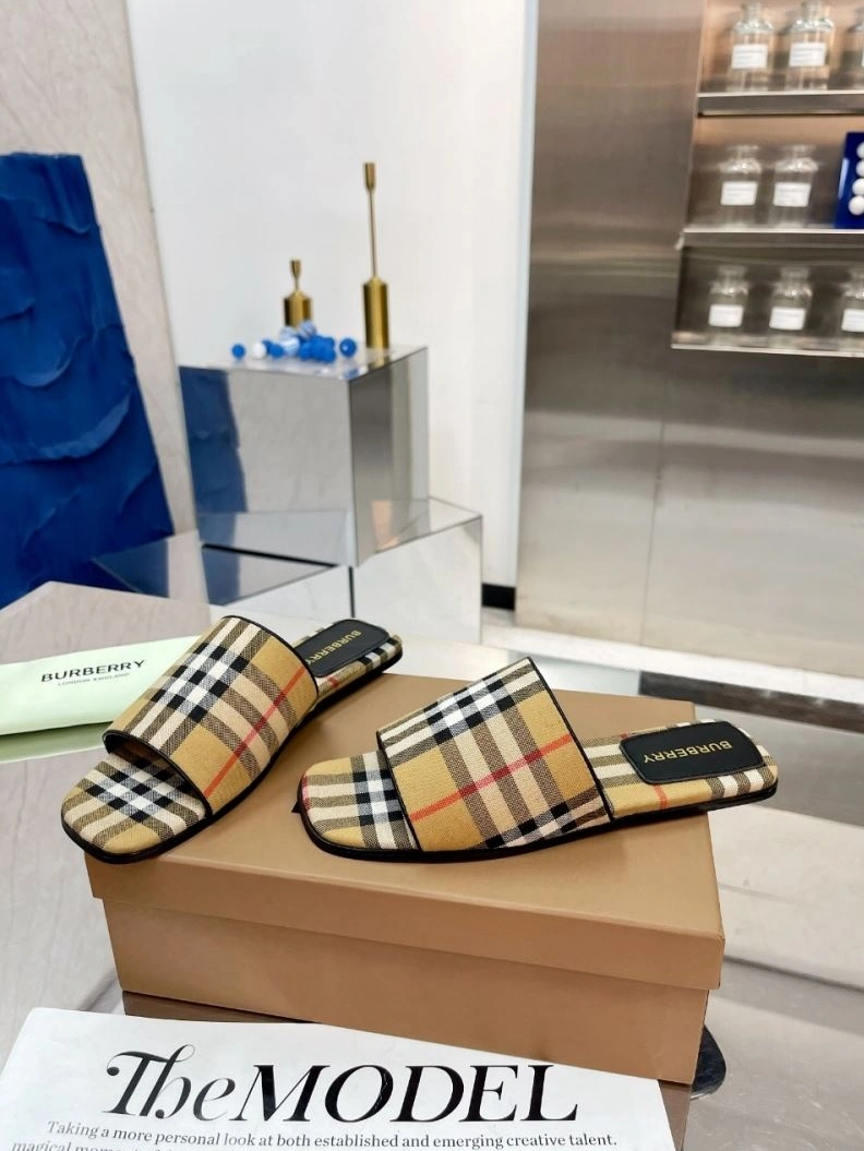 Versatile Bxrbxrry Slippers 114915