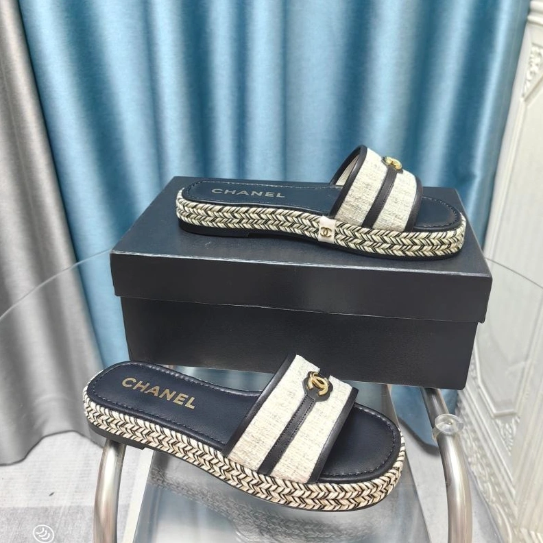 Trendy Chxnxl Slippers 122387
