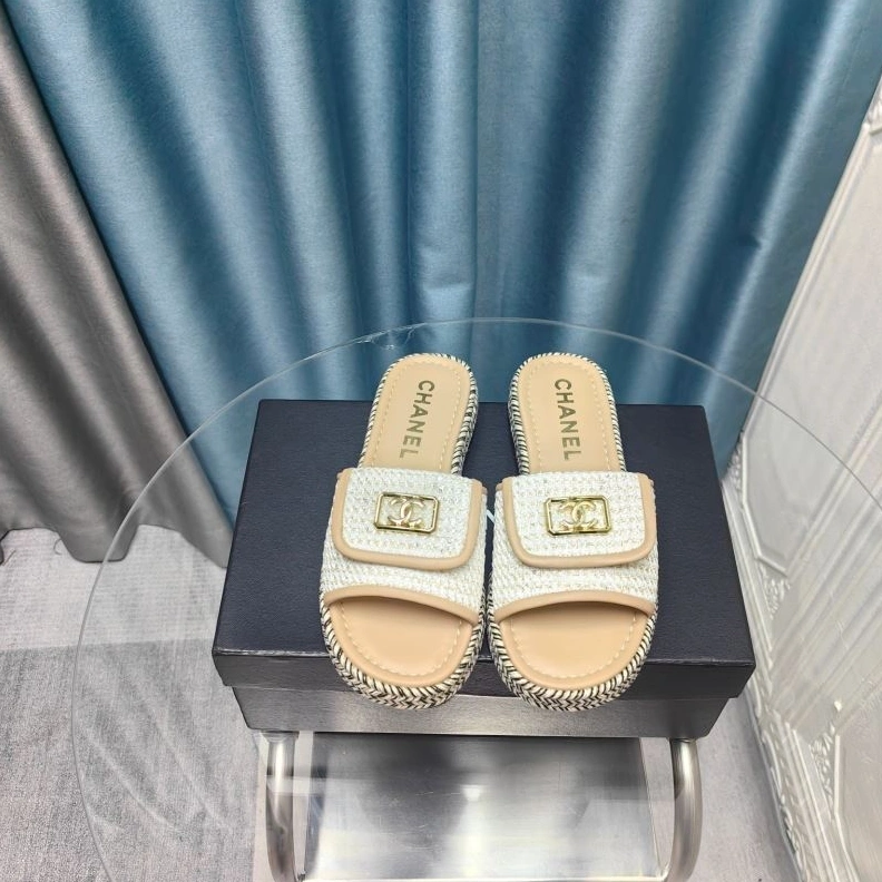 WellDesigned Chxnxl Slippers 122385