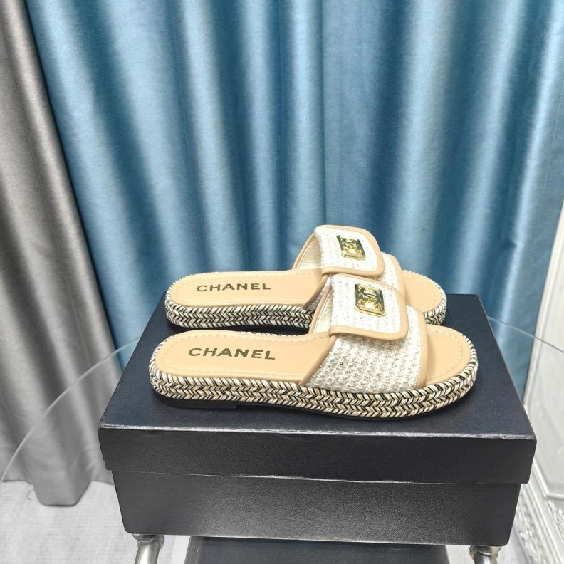 WellDesigned Chxnxl Slippers 122385