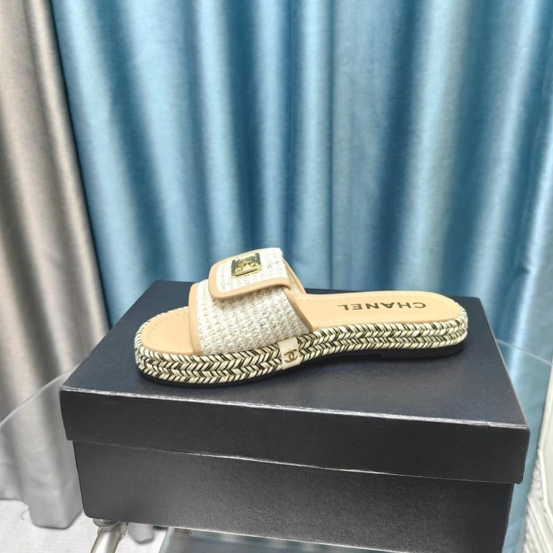 WellDesigned Chxnxl Slippers 122385