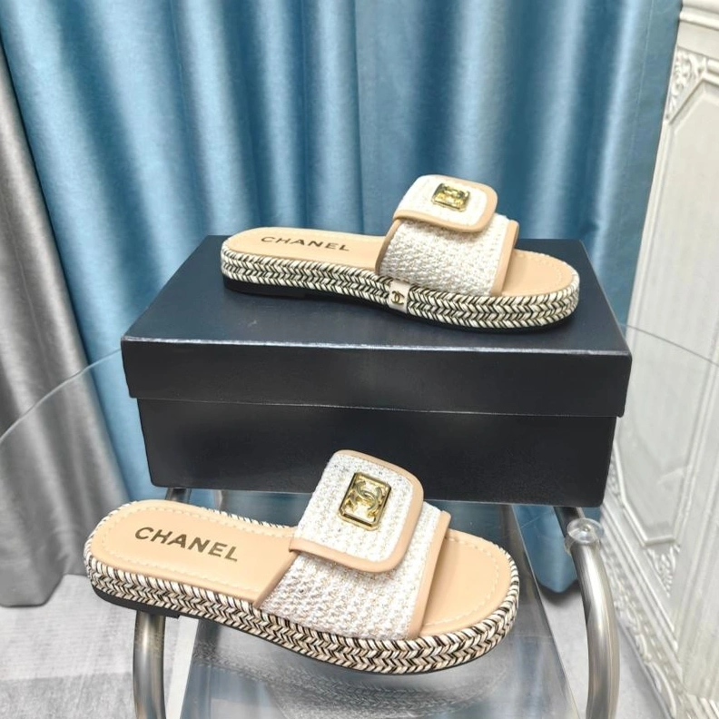 WellDesigned Chxnxl Slippers 122385