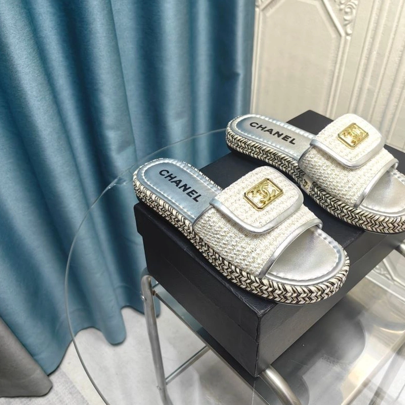 WellDesigned Chxnxl Slippers 122384