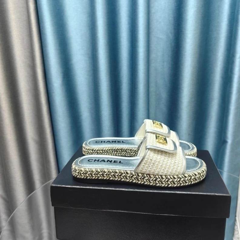 WellDesigned Chxnxl Slippers 122384
