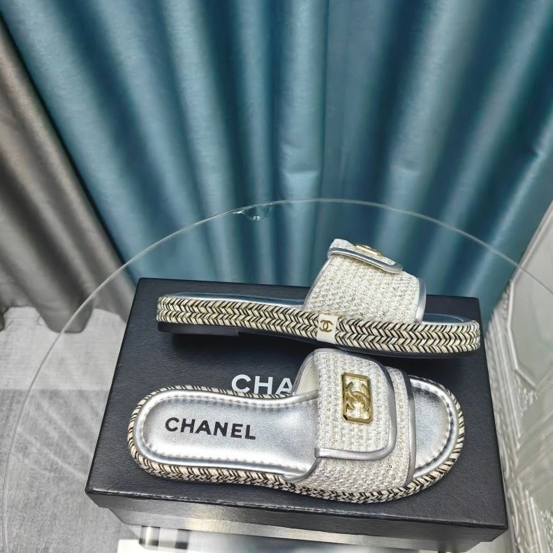 WellDesigned Chxnxl Slippers 122384