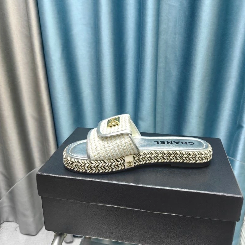 WellDesigned Chxnxl Slippers 122384