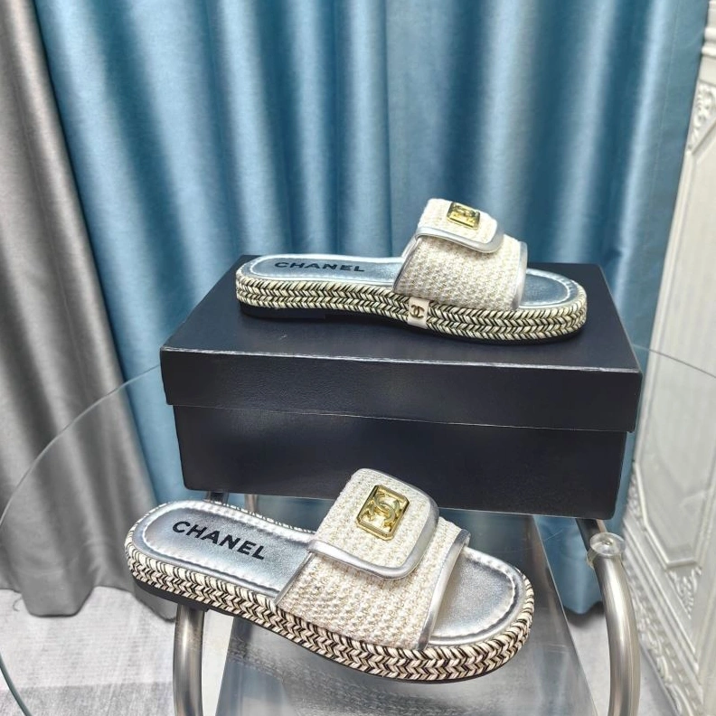 WellDesigned Chxnxl Slippers 122384