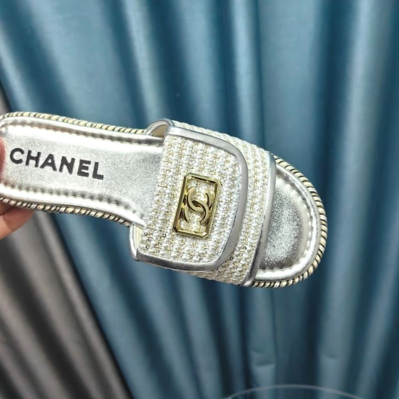 WellDesigned Chxnxl Slippers 122384
