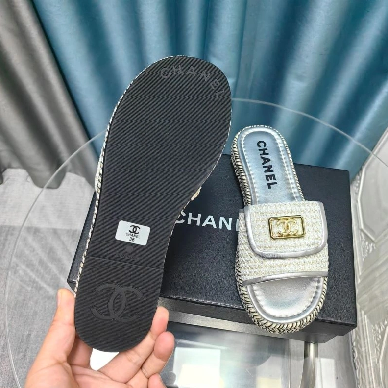 WellDesigned Chxnxl Slippers 122384