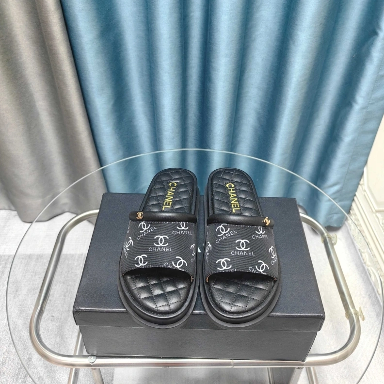 Minimalist Chxnxl Slippers 121758