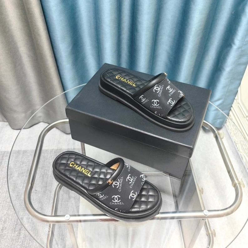 Minimalist Chxnxl Slippers 121758