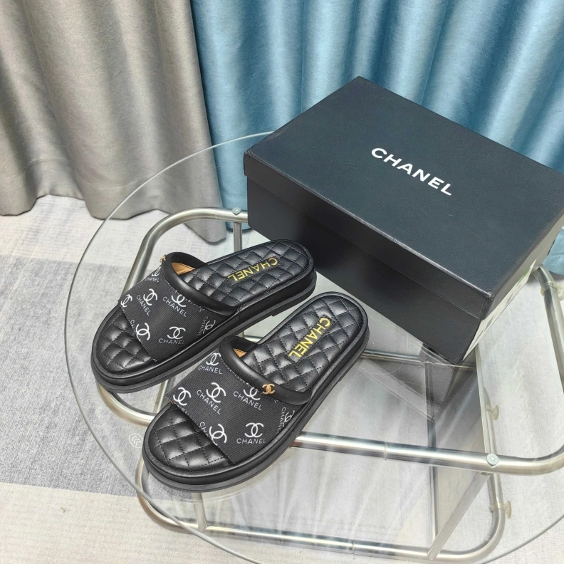 Minimalist Chxnxl Slippers 121758