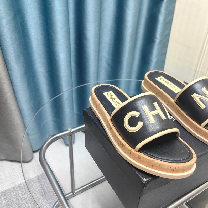 WellDesigned Chxnxl Slippers 121746