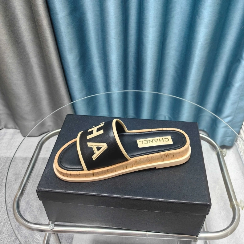 WellDesigned Chxnxl Slippers 121746