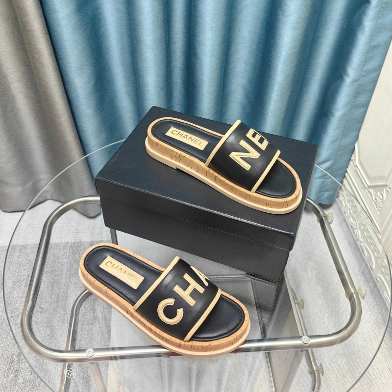 WellDesigned Chxnxl Slippers 121746