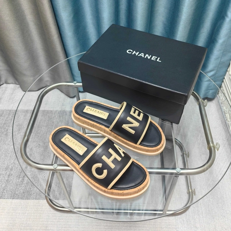 WellDesigned Chxnxl Slippers 121746