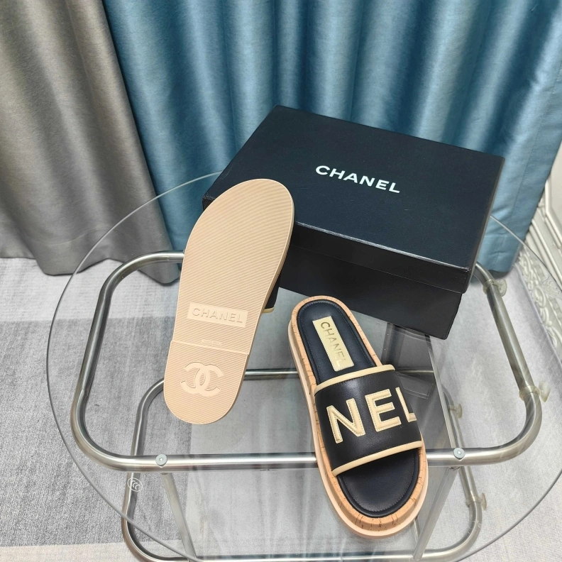 WellDesigned Chxnxl Slippers 121746