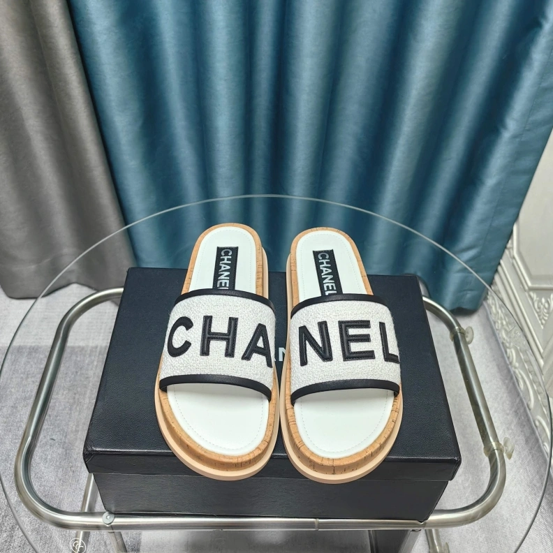 WellDesigned Chxnxl Slippers 121743
