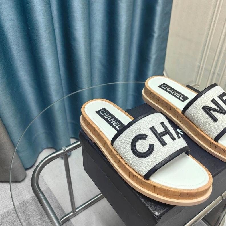WellDesigned Chxnxl Slippers 121743