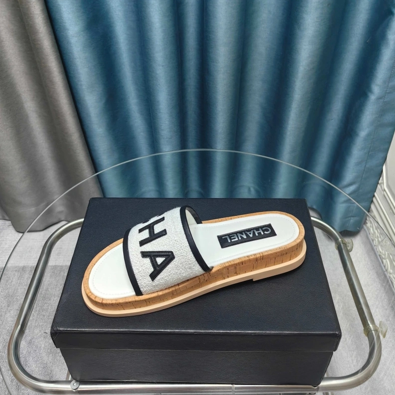 WellDesigned Chxnxl Slippers 121743