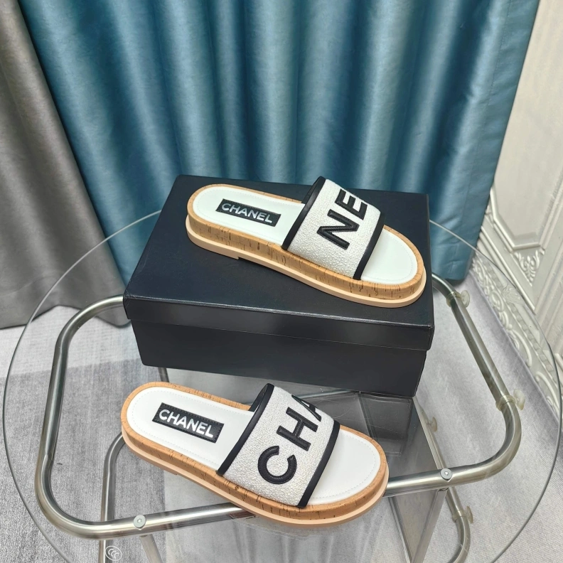 WellDesigned Chxnxl Slippers 121743