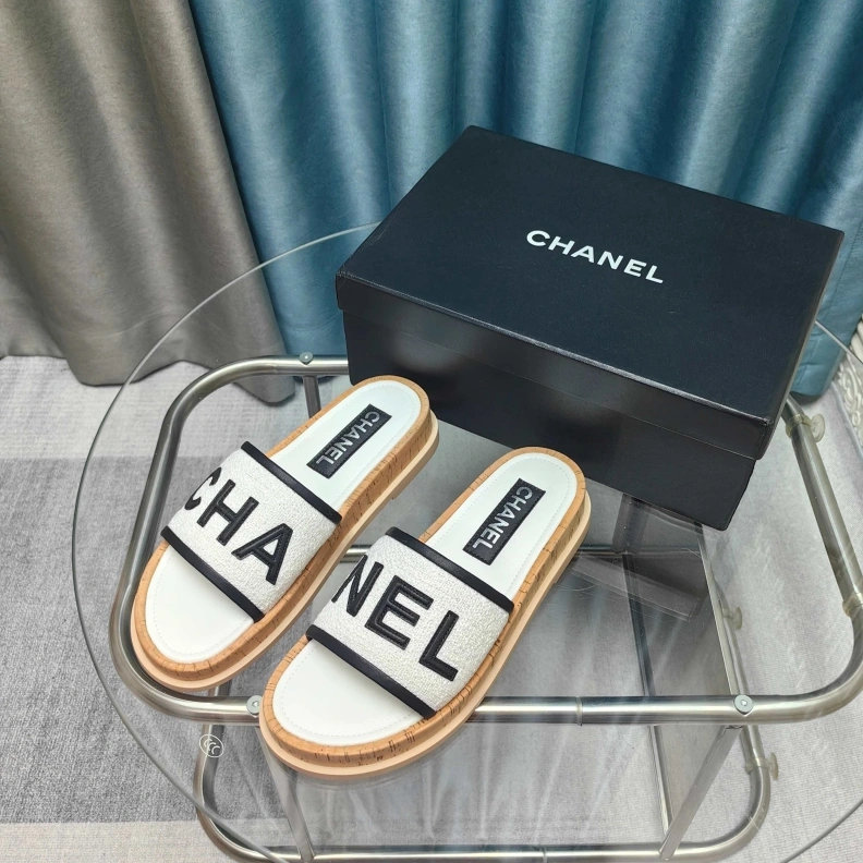 WellDesigned Chxnxl Slippers 121743